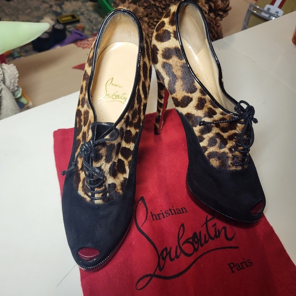 Christian Louboutin - Picture 3 of 9